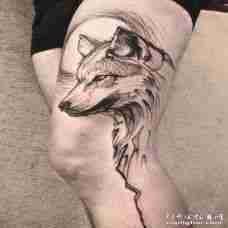 帅气的腿部黑白素描狼纹身图案