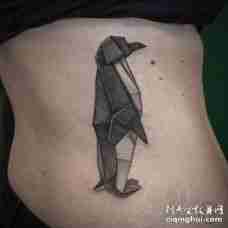 腰部3D几何形状的企鹅纹身图片