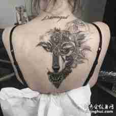 性感的美女后背创意半面狼纹身图片