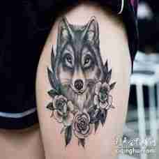 美女大腿部位黑色狼和玫瑰花纹身图案