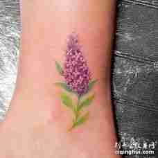 在脚踝的紫色丁香花纹身