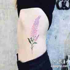 唯美的美女腰部紫色丁香花与枝叶纹身图案