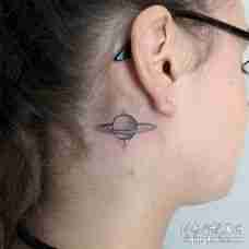 女孩耳后根黑色的点刺创意星球纹身图案