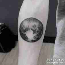 黑白星球手臂点刺纹身图片