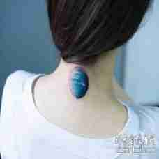 美女脖子蓝色星球纹身图片