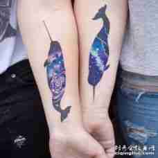 唯美的太空情侣独角鲸纹身图片