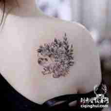 美女后肩身上长花草的唯美刺猬纹身图案