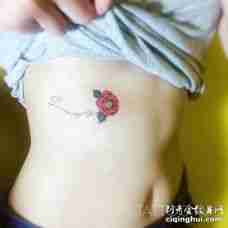 美女肋骨部位纹了一朵创意的红色花朵与英文字母花枝纹身