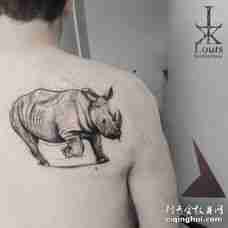 后肩正在奔跑着的犀牛素描纹身图片