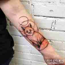手臂内侧素描水彩风格的狐狸纹身图片
