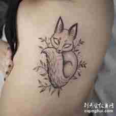 肋骨上一只可爱的小狐狸纹身图片