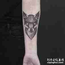 前臂内侧几何形的表情严肃狐狸纹身图片
