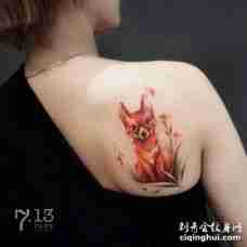 后面肩膀一只可爱的红色狐狸坐在一朵花旁边纹身