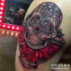 鲜红色玫瑰花与骷髅头混合纹身图案