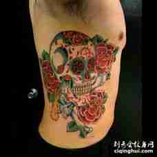 肋骨彩色骷髅头_红色花朵_骨头纹身图案