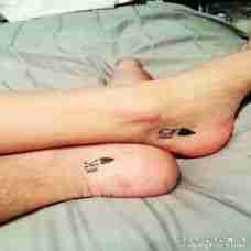 情侣脚踝黑色字母QK、女字与心形纹身图案