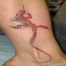 小腿创意红色浅黑色相间的蜥蜴纹身图案
