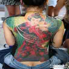 女子后背彩色日本舞姬纹身图片