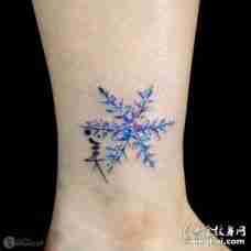 脚踝处漂亮的蓝紫色雪花纹身图案
