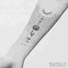 个性的圆和线的太阳系纹身