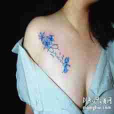 美女锁骨唯美系列的蓝色花纹身图案