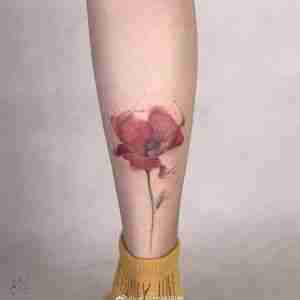 水彩风小腿罂粟花纹身图案