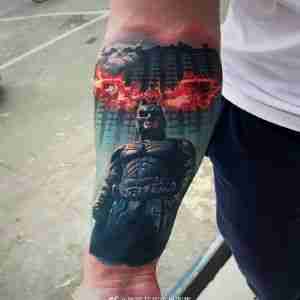 手臂彩色写实蝙蝠侠纹身图案