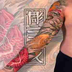 传统莲花鲤鱼花臂纹身图案