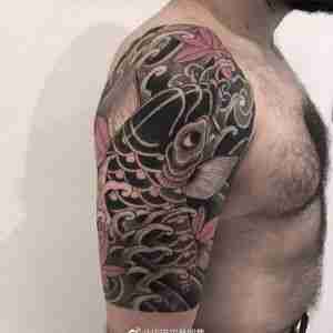 大臂传统枫叶鲤鱼纹身图案