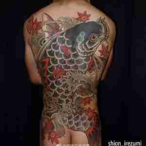 满背传统枫叶鲤鱼纹身图案