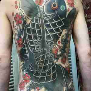 满背霸气传统樱花鲤鱼纹身图案
