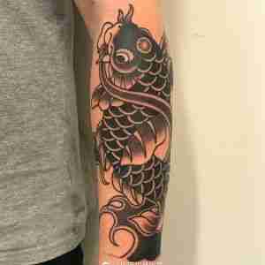 小臂传统黑色鲤鱼纹身图案