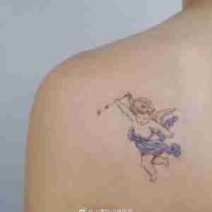 后背肩胛小清新紫色小天使纹身图案