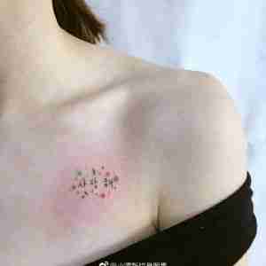 胸口小清新韩文字纹身图案