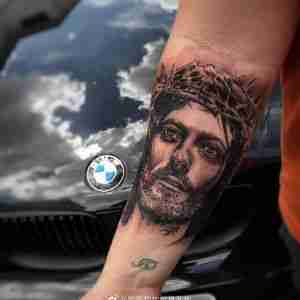 小臂黑灰写实耶稣纹身图案