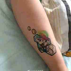 小臂水彩风可爱马里奥纹身图案