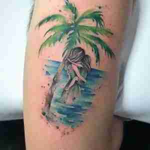 手臂水彩风椰子树人像剪影纹身图案