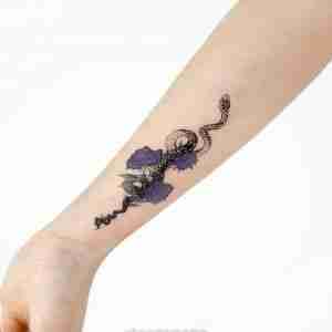 小臂小清新紫色玫瑰蛇纹身图案