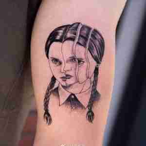 手臂黑灰风个性女孩纹身图案