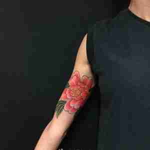 大臂传统西瓜红牡丹纹身图案