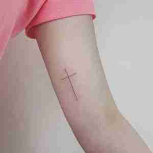 大臂小清新十字架纹身图案