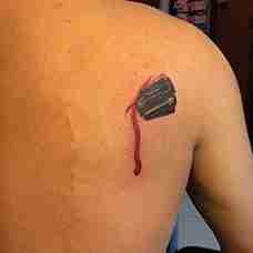 背部滴血的刀片纹身图案