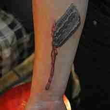 手臂个性的刀片纹身图案