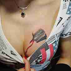 女生胸部性感刀片纹身图案