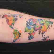 外国人手臂彩色世界地图纹身图片