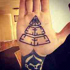 手掌心金字塔纹身图案