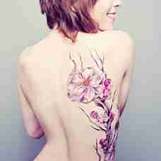 外国女生背部木兰花纹身图片