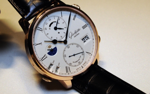 从容地掌控时间 鉴赏格拉苏蒂原创议员环球腕表搭配全新自动Calibre 89-02机芯