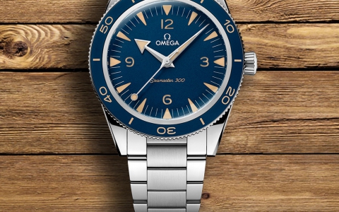 复古时髦 全新的欧米茄海马300蓝盘腕表