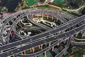 这个中国的立交桥看起来像一个巨大的过山车
